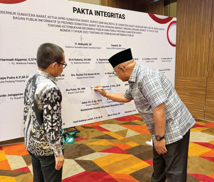 pakta integritas— Sekda Agam Edi Busti melakukan penandatanganan pakta integritas, Senin (24/6).