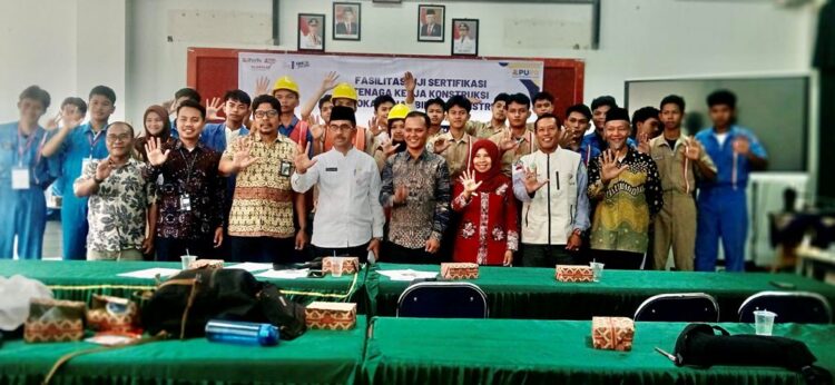 SERTIFIKASI TENAGA KONSTRUKSI— Kepala Disdik Sumbar Barlius, Kepala Balai Jasa Konstruksi Wilayah I Banda Aceh Kementerian PUPR, Indra Suhada, Kepala SMK 5 Padang Rizka Fauzi Yosfi bersama para siswa peserta Fasilitasi Uji Serifikasi Tenaga Kerja Konstruksi SDM Vokasional Bidang Konstruksi di SMKN 5 Padang.