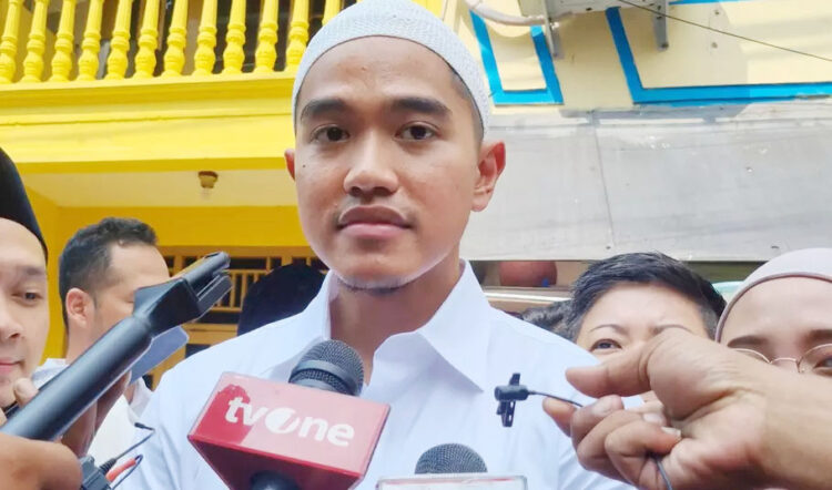 Beri Sinyal Tak Mau Berduet, Kaesang: Pak Anies Sama Saya Beda 1 DIWAWANCARAI— Ketua Umum Partai Solidaritas Indonesia (PSI) Kaesang Pangarep saat diwawancarai wartawan di Masjid Pimpinan Wilayah Muhammadiyah (PWM)
Jalan Kramat, Jakarta Pusat.