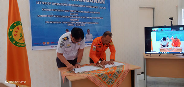 SAR Teken LOCA dengan Kantor Unit Penyelenggara Bandar Udara, Koordinasi Operasi Pencarian dan Pertolongan 1 TEKEN PERJANJIAN— Kakansar Mentawai, Rudi bersama Kepala Bandara Mentawai, Bambang saat menadatangani LOCA di Aula Kantor SAR Mentawai, Kamis (6/6).