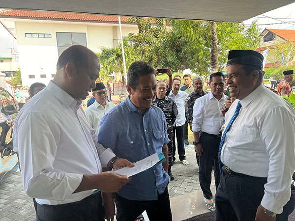 Kaya dengan Potensi, Bupati Suhari Bur Ajukan Pembangunan Kampung Nelayan 1 SAMBUT—Kedatangan Bupati Padangpariaman Suhatri Bur disambut hangat oleh Menteri KKP RI Sakti Wahyu Trenggono.