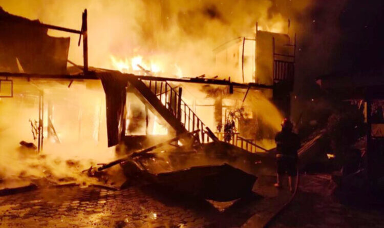 Rumah 3 Lantai di Dadok Habis Terbakar, Kerugian Ditaksir Rp500 Juta 1 PEMADAMAN— Petugas dari Damkar Kota Padang berjibaku memadamkan api yang sudah membesar dan menjilati seluruh bangunan rumah berlantai tiga, di Jalan Parak Jambu nomor 28, Gang Wilis, Kelurahan Dadok Tunggul Hitam, Kecamatan Koto Tangah, Jumat (28/6) dini hari sekitar pukul 01.11 WIB.