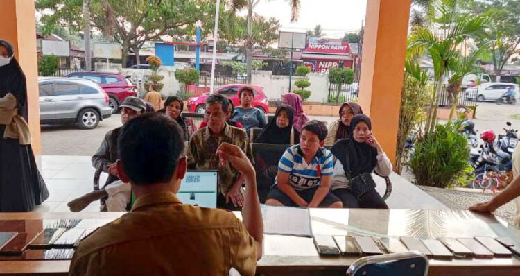 GENCARKAN SOSIALISASI IKD— Kecamatan Kuranji terus menggencarkan dan mensosialisasikan kepada masyarakat yang memiliki Kartu Tanda Penduduk (KTP) agar melakukan aktivasi IKD. Saat ini sudah 569 jiwa warga Kiuranji sudah memiliki aktivasi IKD.