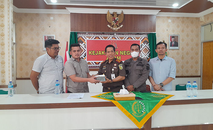 MENERIMA TITIPAN—
 Kepala Kejari Agam Burhan menerima uang titipan dari kuasa hukum terdakwa MI yang merupakan kasus 
korupsi sejuta janjang.