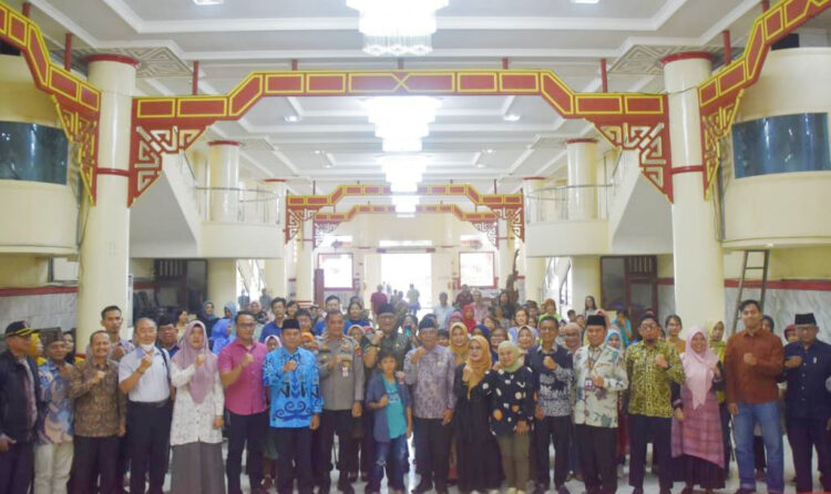PERTEMUAN TOKOH LINTAS AGAMA— Pj Wali Kota Padang Andree Algamar membuka acara Temu Tokoh Lintas Agama Kampung Kerukunan Antar Umat Beragama Kota Padang di Gedung Himpunan Bersatu Teguh (HBT), di Pondok, Sabtu (8/6).