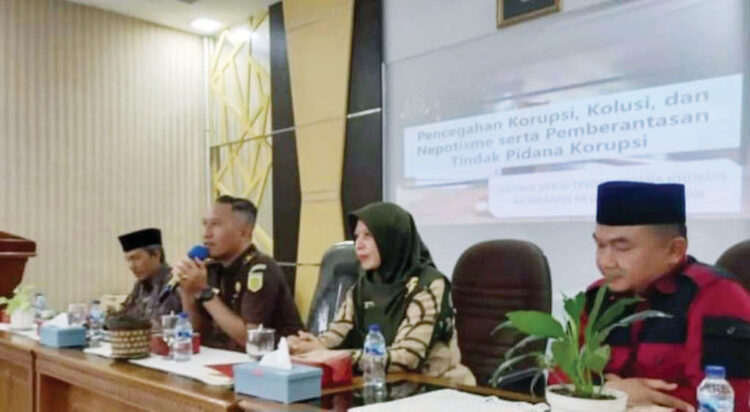 PENYULUHAN HUKUM— Penyuluhan hukum yang diadakan oleh Kemenag) Kota Bukittinggi bekerjasama dengan Kejari Bukittinggi, Rabu (12/6).