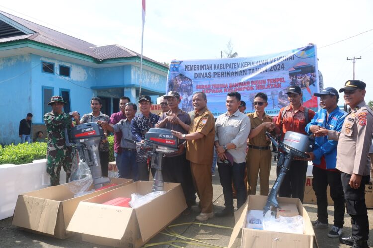 BANTUAN MESIN TEMPEL—Kepala DP Kabupaten Kepulauan Mentawai, Zakirman dan Anggota DPRD Mentawai, Maren Obaja Samaloisa serta Forkopimcam menyerahkan mesin tempel kepada kelompok nelayan.