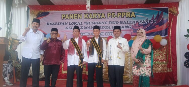 Panen Karya P5-PPRA Kearifan Lokal “Sumbang Duo Baleh” Dibuka 1 PANEN KARYA— Kepala Kemenag Kota Padang H. Edy Oktafiandi, Kepala MAN 1 Kota Padang, Afrizal ,S.Ag foto bersama dengan guru agen perubahan di MAN 1 Kota Padang, saat pembukaan panen karya karifan lokal ”Sumbang Dua Baleh“.