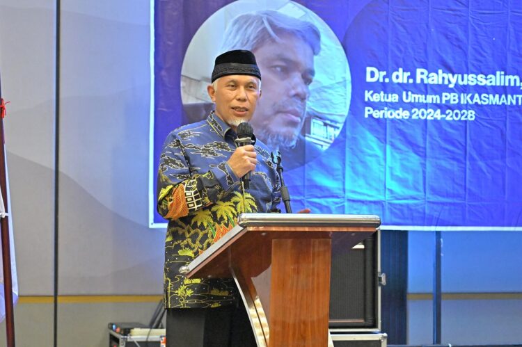 Kepengurusan Ikasmantri Dilantik, Gubernur Apresiasi Peran Besar Alumni SMA 3 Padang bagi Kemajuan Sumbar 1 SAMBUTAN—Mahyeldi Ansharullah, saat berikan sambutan pada acara pelantikan PB Ikasmantri.