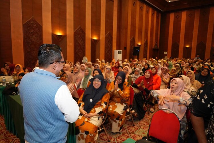 Kepsek harus Selalu Meningkatkan Kompetensi 1 PENINGKATAN KOMPETENSI— Bupati Eka Putra berikan sambutan dalam acara Peningkatan Kompetensi Kepala Sekolah SD dan SMP se Kabupaten Tanah Datar, Rabu (19/6) malam, di Pusako Hotel Kota Bukittinggi.