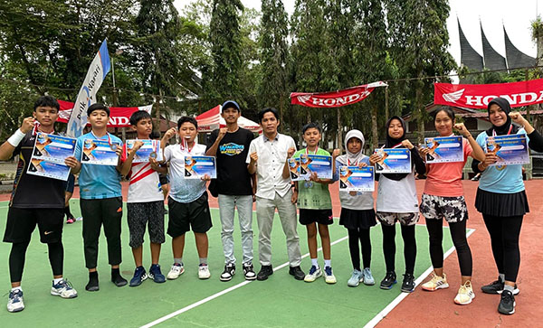 Kerjurnas Junior Piala Bupati Tanahdatar, Petenis Sawahlunto Gondol 2 Emas, 5 Perak dan 4 Perunggu 1 LIHATKAN—Petenis Kota Sawahlunto lihatkan medali yang diraih ganda putra, Sondang Pahmadika Simamora dengan Raihanah Azka ganda KU 16 putri, Dzaki Putra Swl.
