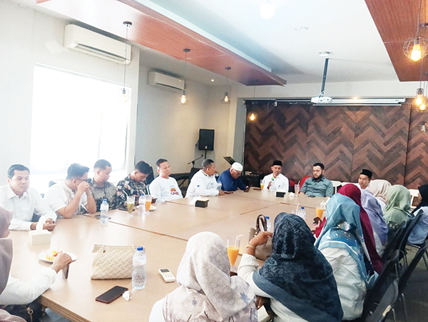 Diskusi Bersama Guru MTS Swasta, Fadly Amran Tegaskan Pentingnya Kerjasama Pemerintah dan Sektor Swasta untuk Pendidikan 1 PERTEMUAN— Ketua DPW Partai NasDem Fadly Amran, saat adakan pertemuan penting dengan sejumlah Guru MTS Swasta di Kota Padang, Senin (24/6).