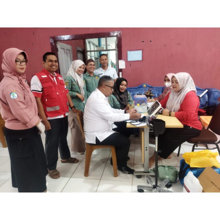 Ketua PMI Solsel: Terima Kasih Para Pendonor 1 TINJAU— Ketua PMI Solok Selatan yang juga merupakan Sekretaris Daerah, H. Syamsurizaldi s
saat meninjau kegiatan donor darah.