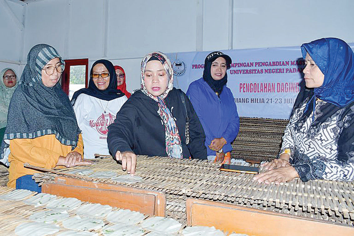 Ketua TP PKK Agam Tinjau Usaha Kerupuk Kamang 25 Rasa di Nagari Kamang Hilia