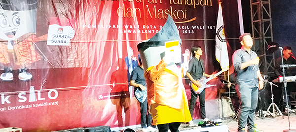 Mak Silo, Maskot Pilkada Kota Sawahlunto 1 MASKOT PILKADA— KPU Sawahlunto mengenalkan Mak Silo, yang merupakan maskot untuk Pilkada 2024 Kota Sawahlunto.