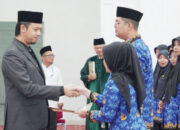 Lantik Ratusan Guru dan Nakes, Erman Safar Minta Bekerja Profesional