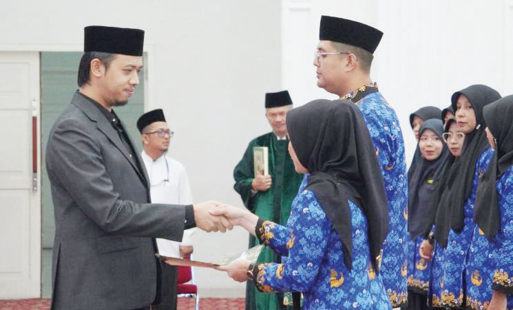 Lantik ratusan guru dan Nakes Wako Bukittinggi minta bekerja profesional