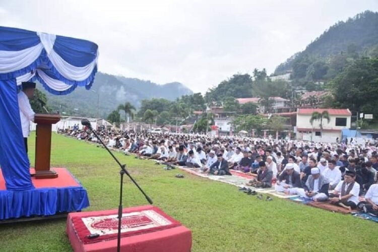 Bertindak sebagai Khatib Guru Besar UIN, Lapangan Ombilin Sesak dengan Umat Melaksanakan Shalat Idul Adha 1 SHALAT IED—Ribuan masyarakat Kota Sawahlunto melaksanakan shalat Ied Idul Adha di Lapangan Ombilin.