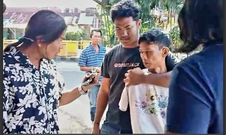 Irzon Nekat Bawa Kabur 16 Karung Jengkol, Modusnya Memesan dengan Nama Samaran 1 ditangkap— Pelaku Irzon (42) ditangkap Tim Klewang Polresta Padang atas kasus pencurian 16 karung jengkol.