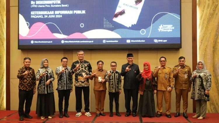 LAUNCHING— Gubernur Sumatera Barat, Mahyeldi Ansharullah berfoto bersama dengan jajaran Komisioner KI Sumbar, saat Launching Monev Komisi Informasi (KI) Provinsi Sumbar, di ZHM Premiere Hotel, Senin (24/6).