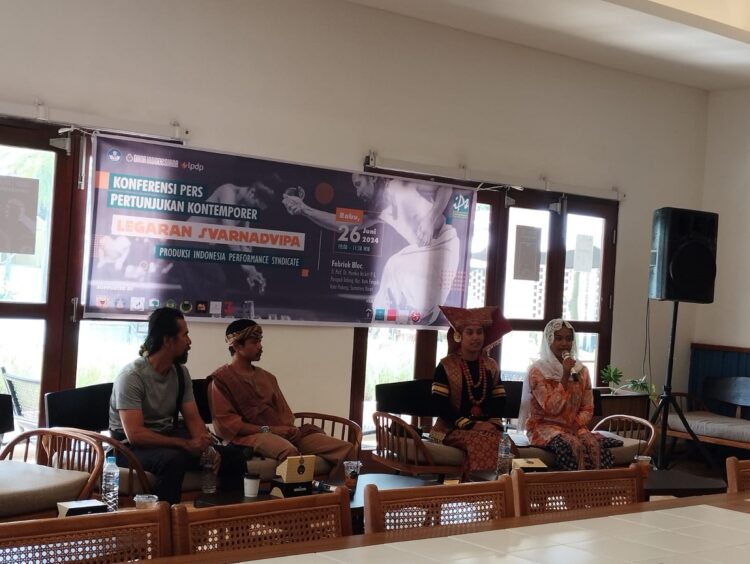 Digelar 29 Juni 2024 di Lapangan Cindua Mato Batusangkar, Legaran Svarnadvipa jadi Pertunjukan Pertama Tampil Pascabencana 1 KETERANGAN PERS— Sutradara Legaran Svarnadvipa Wendy HS bersama para performer memberikan keterangan saat jumpa pers, Rabu (26/6).