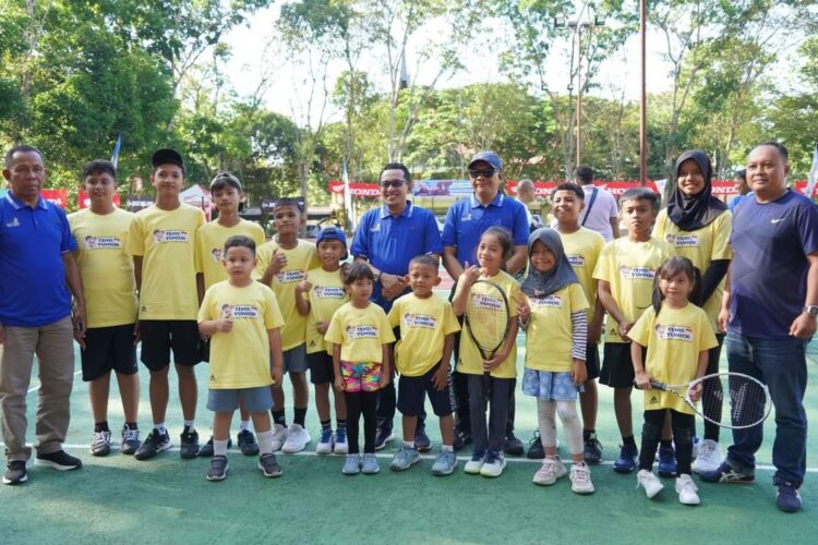 Diikuti Peserta 5 Provinsi, Kejurnas TDP Tenis Junior Tahun 2024 Resmi Ditabuh 1 FOTO BERSAMA— Bupati Eka Putra foto bersama atlit tenis yunior sebelum berlaga.