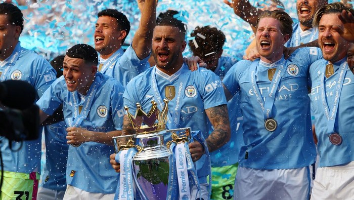 Perang Dimulai!, Manchester City Gugat Aturan Keuangan Premier League 1 ANGKAT TROFI— Manchester City saat mengangkat trofi Liga Inggris musim 2023/2024.