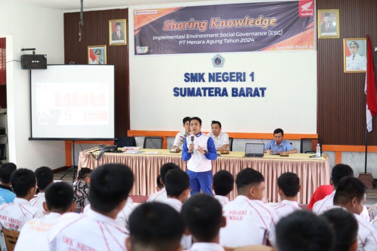 PAPARKAN-Instruktur Safety Riding PT Menara Agung, Riandy Monru saat memaparkan materi #Cari_Aman berkendara di SMKN 1 Sumbar.