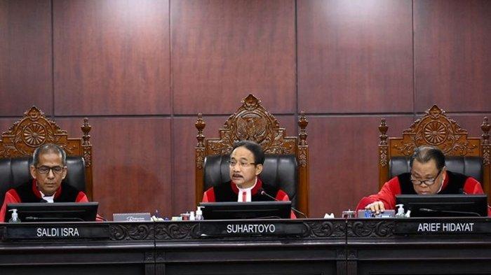 SIDANG— Ketua MK Suhartoyo dan jajaran hakim MK dalam sidang gugatan hasil Pileg di MK.