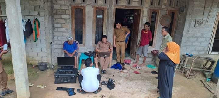 Maksimalkan Perekaman E-KTP, Disdukcapil Sijunjung Kunjungi Langsung Rumah Warga 1 DATANGI—Disdukcapil Sijunjung mendatangi langsung rumah warga yang belum melakukan perekaman e-KTP. Program jemput bola ini merupakan bagian dari pelayanan di Dinas Dukcapil Sijunjung untuk masyarakat.