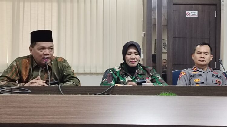 Pemko Gelar Shalat Idul Adha di Lapangan Ombilin, 401 Ekor Hewan Kurban Siap Disembelih 1 PERSIAPAN IDUL ADHA— Asisten Setdako Sawahlunto Marwan melakukan rapat bersama jajaran Forkopimda dan stakeholder lainnya dalam rapat persiapan Hari Raya Idul Adha 1445 Hijriah di Kota Sawahlunto.