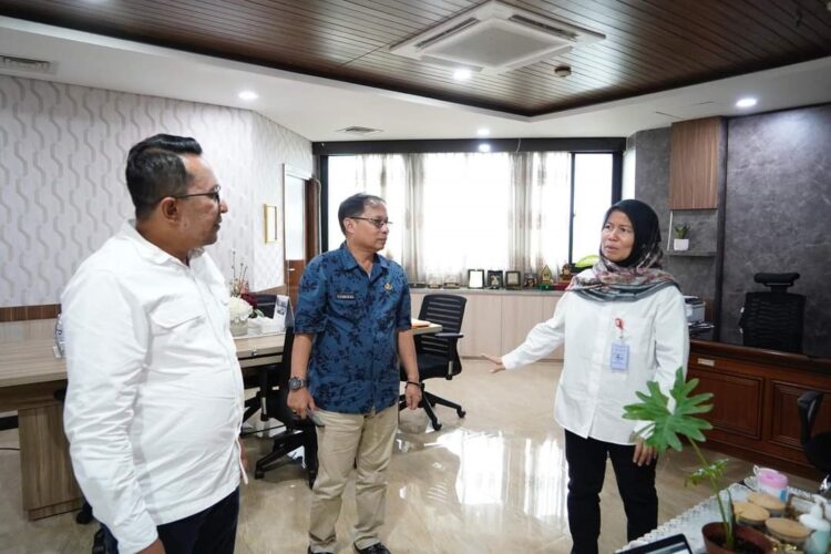 DAMPINGI—Bupati Eka Putra didampingi Kadis Kominfo Yusrizal saat berkunjung ke Kemensos RI.