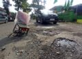 Masyarakat Sawah Padang Keluhkan Jalan Berlubang 10 Masyarakat Sawah Padang Keluhkan Jalan Berlubang
