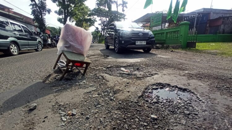 Masyarakat Sawah Padang Keluhkan Jalan Berlubang 1 Masyarakat Sawah Padang Keluhkan Jalan Berlobang