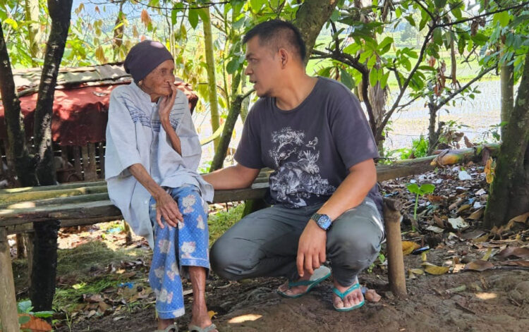 Memilukan, Nenek 83 Tahun Tinggal di Rumah Mirip Kandang Ternak 1 BUTUH DONASI— Tokoh muda Lima Puluh Kota
Fajar Rillah Vesky bersama nenek Nurbaina yang tinggal di rumah mirip kandang ternak di Nagari Tungkar, Kecamatan Situjuah Limo Nagari, Kabupaten
Limapuluh Kota.