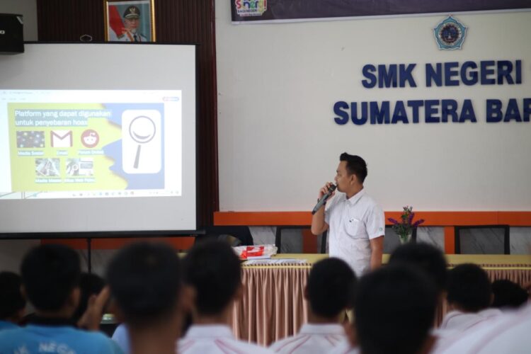 Berikan Kontribusi Nyata untuk Generasi Muda, Menara Agung Hadirkan Jurnalis di SMKN 1 Sumbar 1 EDUKASI-Menara Agung menghadirkan jurnalis untuk mengedukasi para siswa SMKN 1 Sumbar agar lebih cerdas dan kritis dalam menganalisis informasi.