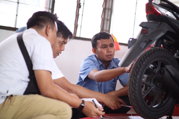 Berikan Pengalaman Berharga, Menara Agung Ajak Jurnalis Ikuti Simulasi UKK di SMKN 1 Sumbar 1 SIMULASI-Para jurnalis mengikuti simulasi Uji Kopetensi Kejuruan (UKK) yang diselenggarakan PT Menara Agung di SMKN 1 Sumbar.
