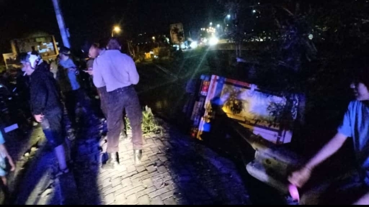 Mobil Boks Terbalik di Pinggir Banjir Kanal, Tabrak Besi Pembatas dan Tiang Lampu Jalan 1 KECELAKAAN— Mobil boks terbalik di pinggir Banjir Kanal, dekat jembatan Marapalam, Kecamatan Padang Timur.