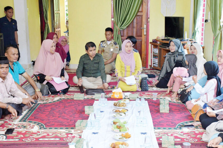 PEMBINAAN— Ketua Dekranasda Kabupaten Agam, Ny. Yenni Andri Warman, berikan pembinaan dan motivasi kepada Kelompok Pelaku Usaha Eceng Gondok Sadama, di Sekratariat Pelaku Usaha Nagari Sungai Batang, Kecamatan 
Tanjung Raya, Kamis, (20/6).