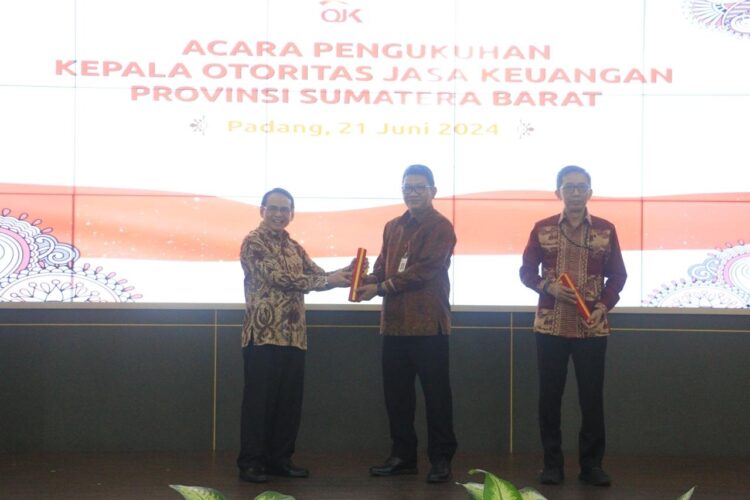 Roni Nazra Resmi Jabat Kepala OJK Sumbar 1 DIKUKUHKAN—Roni Nazra saat dikukuhkan sebagai Kepala OJK Sumbar di Auditorium Gubernur Sumbar.