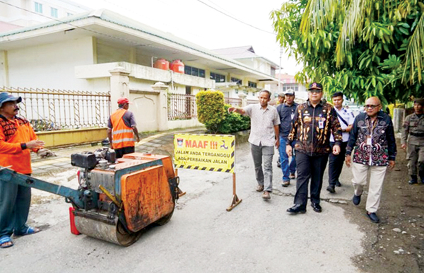 Pastikan Program 100 Hari Kerja Berjalan, Pj Wako Tinjau Perbaikan Jalan Perak II Kampung Jao 1 PERBAIKAN JALAN— Pj Wako Andree Algamar melakukan peninjauan perbaikan jalan rusak dan berlubang yang sedang dikerjakan Dinas PUPR Kota Padang, di Jalan Perak II depan Masjid Jihad Kelurahan Kampung Jao, Kecamatan Padang Barat