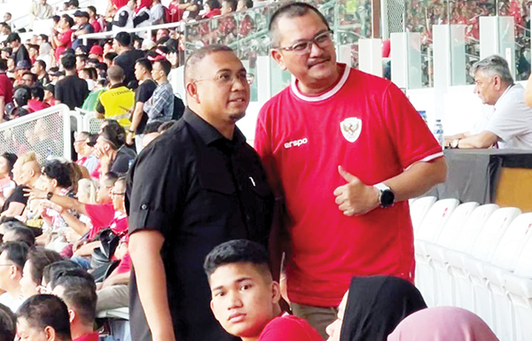 NONTON TIMNAS— H Andre Rosiade menonton langsung pertandingan Indonesia melawan Irak pada laga kualifikasi Piala Dunia 2026 di Stadion Utama Gelora Bung Karno (SUGB), Kamis (6/6) pukul 16.00 WIB.