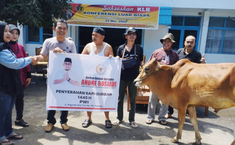 Sebar 73 Sapi Kurban, Warga Sumbar: Terima Kasih Pak Andre Rosiade 1 SALURKAN SAPI KURBAN— Ketua DPD Partai Gerindra Sumbar H Andre Rosiade, menyalurkan hewan kurban sebanyak 73 ekor untuk tahun ini. Sapi kurban berkualitas disebar di semua kabupaten dan kota, termasuk di Kabupaten Kepulauan Mentawai.