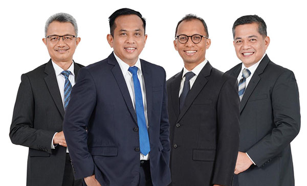 Direksi Bank Nagari 2024-2028 Ditetapkan, Gusti Candra Jabat Dirut Bank Nagari 1 JAJARAN DIREKSI—
Direktur Operasional Bank Nagari Zilfa Efrizon, Direktur Utama Bank Nagari Gusti Candra, Direktur Keuangan Roni Edrian dan
Direktur Kepatuhan Sukardi.