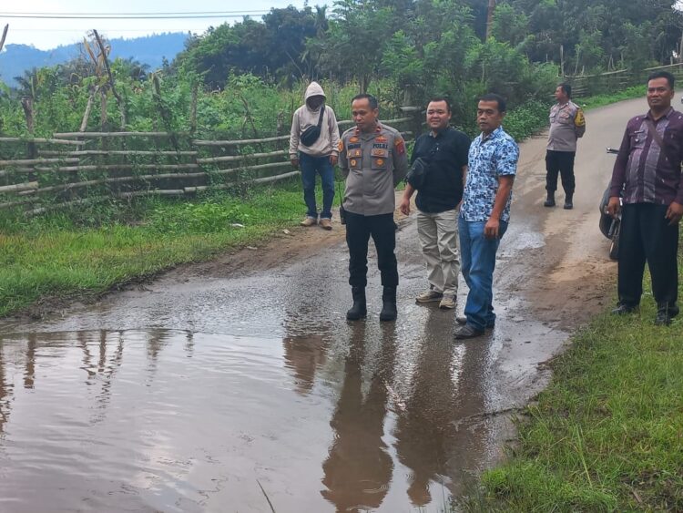 Jalan Selalu Digenangi Air, Laporan Warga dan Camat Disikapi Pj Wako 1 PENINJAUAN JALAN— Pj Wali Kota Sawahlunto Fauzan Hasan tinjau jalan kota di Desa Santur - Talago Gunung yang selalu digenangi air setiap tahun itu.
