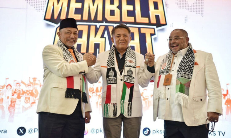 PKS Resmi Usung Anies-Sohibul di Pilkada Jakarta 1 PILKADA JAKARTA— Presiden PKS Ahmad Syaikhu bersama Wakil Ketua Majelis Syura Mohammad Sohibul Iman (kedua kanan) yang ditetapkan berpasangan dengan Anies Baswedan di Pilkada Jakarta.