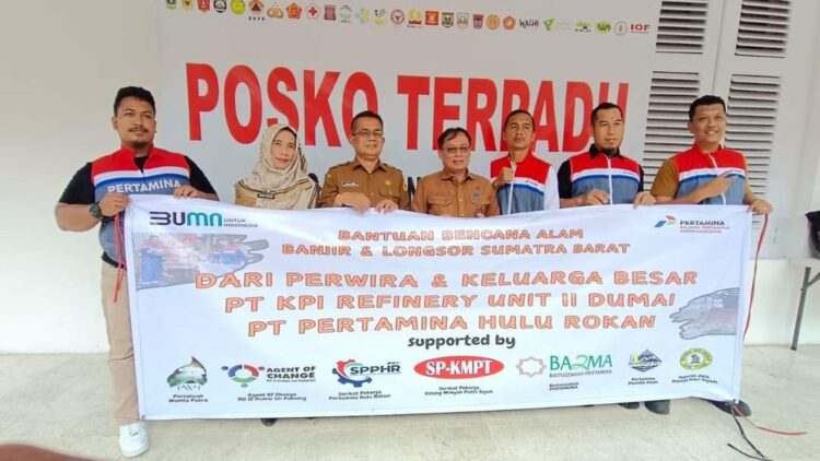 Korban Bencana di Tanahdatar, PT KPI Unit Dumai Berikan Bantuan Senilai Rp 120 Juta 1 USAI—KPI Unit Dumai foto bersama usai penyerahan bantuan.