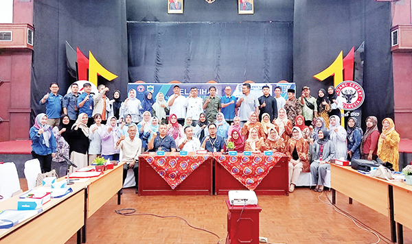 Beri Pelatihan Manajemen Bisnis dan Keuangan, PT Semen Padang Dorong Peningkatan Mutu Mitra Binaan 1 PELATIHAN MANAJEMEN— PT Semen Padang bekerja sama dengan Lembaga Penelitian dan Pengabdian kepada Masyarakat Universitas Dharma Andalas (LPPM-Unidha), menggelar Pelatihan Manajemen Bisnis dan Manajemen Keuangan di Gedung Serba Guna (GSG) PT Semen Padang, Kamis-Jumat (27-28/6).