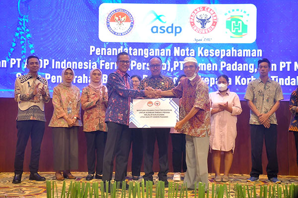 Sinergi Dalam Program Perlindungan Saksi, LPSK-Semen Padang Teken MoU 1 TEKEN MOU— Direktur Utama PT Semen Padang Indrieffouny Indra menandatangani Memorandum of Understanding (MoU) dengan LPSK RI, sebagai bentuk perlindungan bagi saksi atau korban tindak pidana.