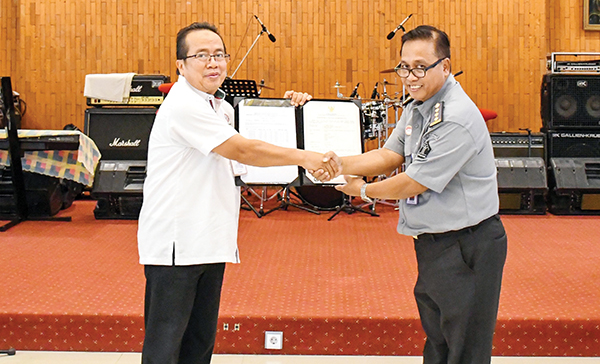 PT Semen Padang Terima 2 Paten Sederhana dari Kemenkumham 1 PATEN SEDERHANA— Ketua Tim Kerja Administrasi Permohonan Paten Ditjen Kekayaan Intelektual Kemenkumham Slamet Riyadi, menyerahkan dua sertifikat paten sederhana, kepada Kadept Tambang & Pengelolaan Bahan Baku PT Semen Padang Sumarsono di Wisma Indarung PT Semen Padang, Senin (3/6).